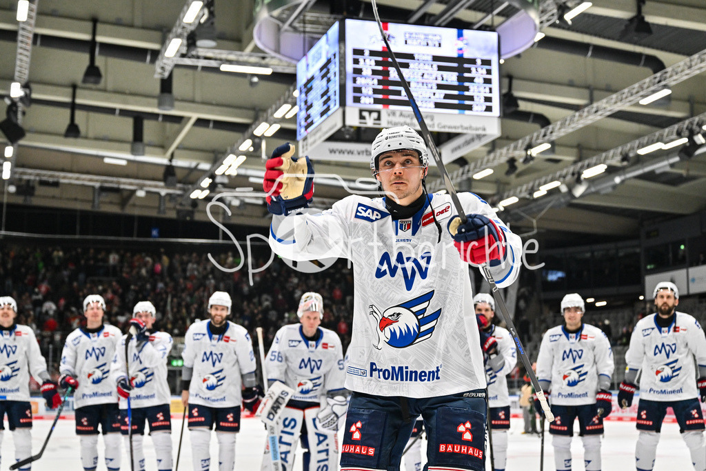 Augsburger Panther - Adler Mannheim | AUGSBURG, GERMANY - 28. DECEMBER: die Spieler der Mannheimer feiern zusammen mit den Fans den 2-3 Sieg in Augsburg nach dem Match zwischen den Augsburger Panthern und den Adler Mannehim am 33. Spieltag der Penny DEL im Curt Frenzel Stadion / Nicolas MATTINEN (Adler Mannheim 52)