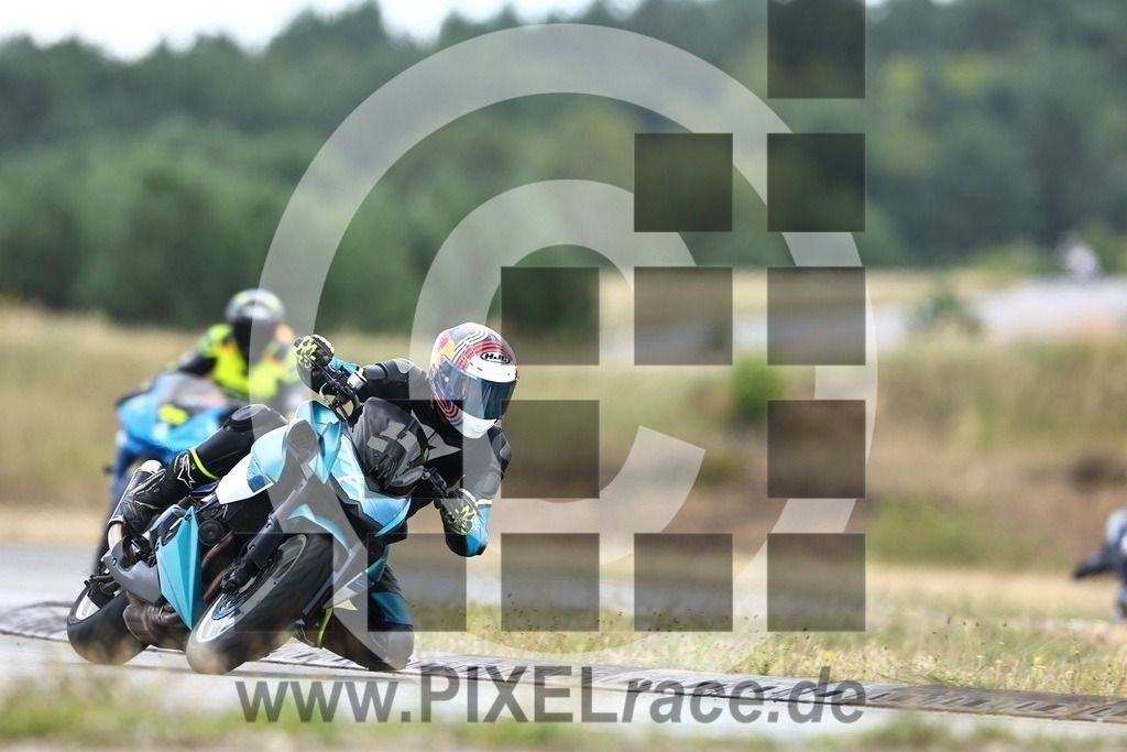 0011-20240805_03232 | Schöne Erinnerungen an spannende Momente - das festzuhalten ist unser Job. PIXELrace.de ist seit 2003 auf den Rennstrecken Europas unterwegs um die Action draußen beim Fahren und die wunderbare Stimmung imm Fahrerlager für euch einzufangen.