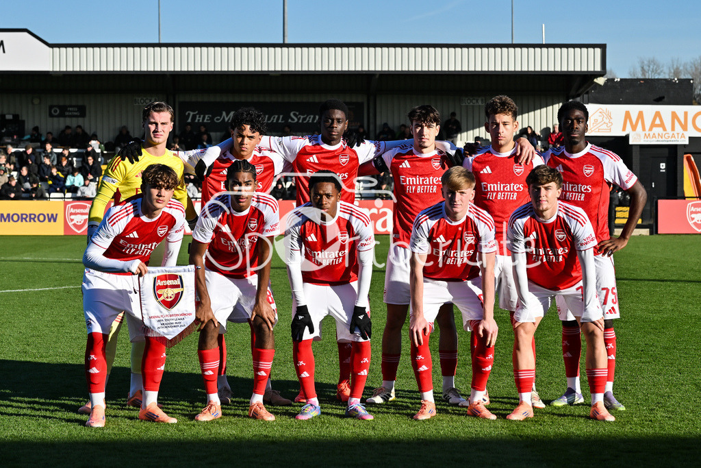 Arsenal London U19 - FC Bayern München U19 | BOREHAMWOOD, ENGLAND - 26. NOVEMBER: im Bild die Startelf von Arsenal London beim Ligaspiel zwischen der U19 von Arsenal London und der U19 des FC Bayern München am 5. Spieltag der UEFA Youth League im Meadow Park am 26.11.2025