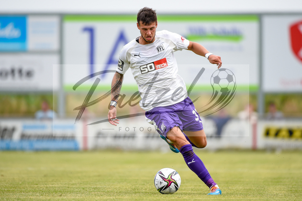 BSBOSN_20210626_0092 | Fussball, Herren: Testspieler Andreas Wiegel in Aktion, am Ball, Einzelaktion beim Testspiel zwischen TuS Bersenbrueck und VfL Osnabrueck im Hasestadion am 26.06.2021 in Bersenbrueck, Deutschland. - Realisiert mit Pictrs.com