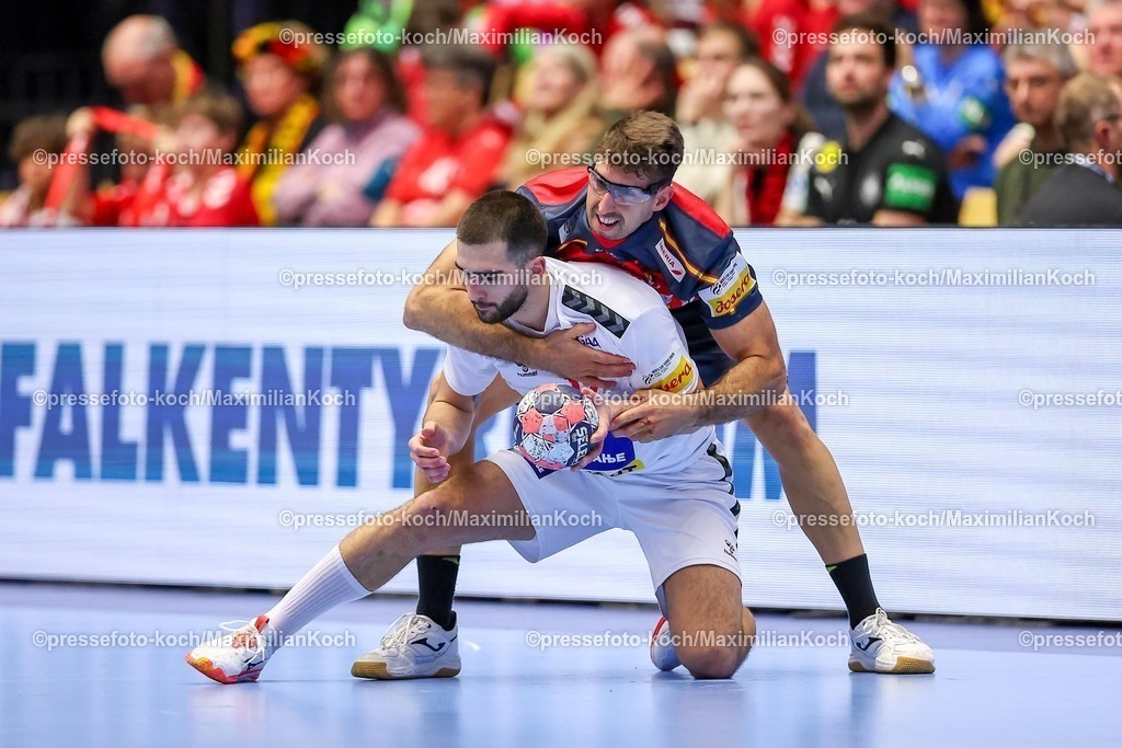 EHF15012601100 | 15.01.2026, Handball, Men's EHF EURO 2026, Spanien - Serbien, Jyske Bank Boxen in Herning, Dänemark, Preliminary Round:  Antonio Serradilla Cuenca (Espania #05) stolpert über  Uros Kojadinovic (Serbien #15)  