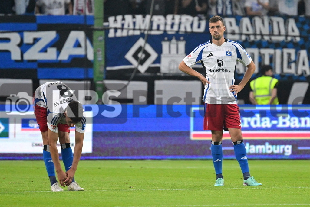 KBS Picture_HSV-HerthaBSC_021 | v.l. Elfadli Daniel (HSV) und Meffert Jonas (HSV) warten bis der Qualm weg ist ,Sportplatz :  Volksparkstadion, - Realisiert mit Pictrs.com