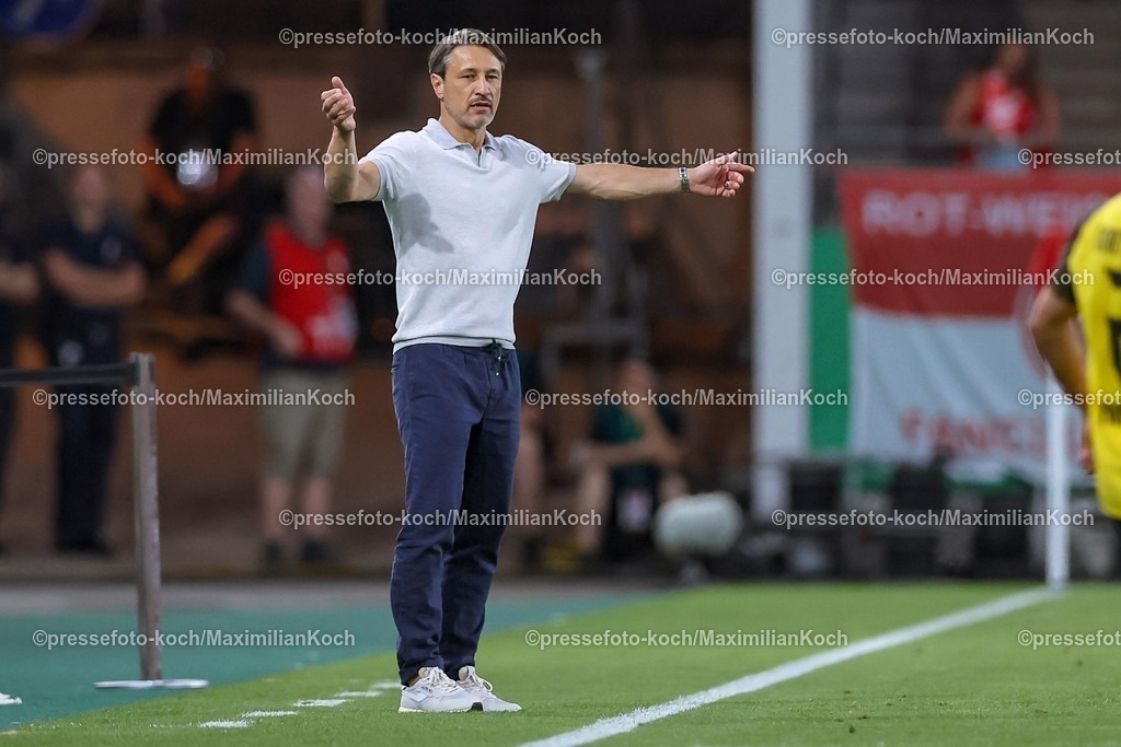 DFB18082501049 | 2025.08.18, Fußball, 1.Runde DFB-Pokal, Rot-Weiss Essen - Borussia Dortmund, Stadion Hafenstraße, Saison 2025 2026: Cheftrainer Niko Kovac (BVB #hc) gestikulierend am Spielfeldrand  DFB regulations prohibit any use of photographs as image sequences and or quasi-video.