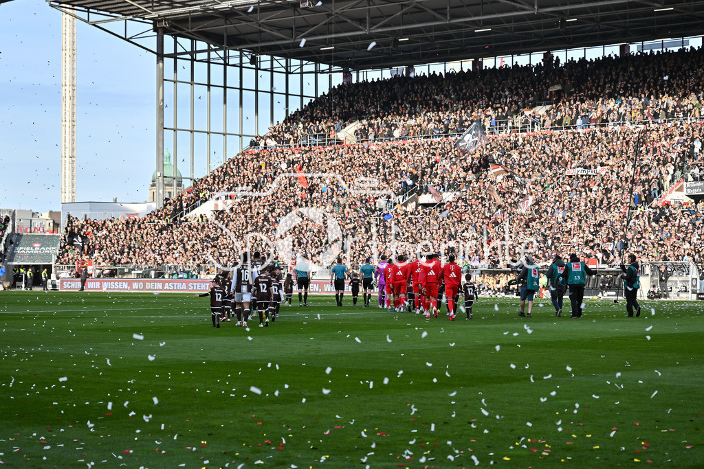 FC St. Pauli - FC Bayern München | ST. PAULI, DEUTSCHLAND - 11. APRIL: im Bild der Einlauf vor dem Bundesligamatch zwischen dem FC St. Pauli und dem FC Bayern München am 29. Spieltag im Millerntor Stadion / DFL REGULATIONS PROHIBIT ANY USE OF PHOTOGRAPHS AS IMAGE SEQUENCES AND/OR QUASI-VIDEO
