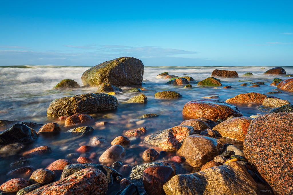Steine an der Ostseeküste bei Warnemünde an einem stürmischen Tag | Steine an der Ostseeküste bei Warnemünde an einem stürmischen Tag.