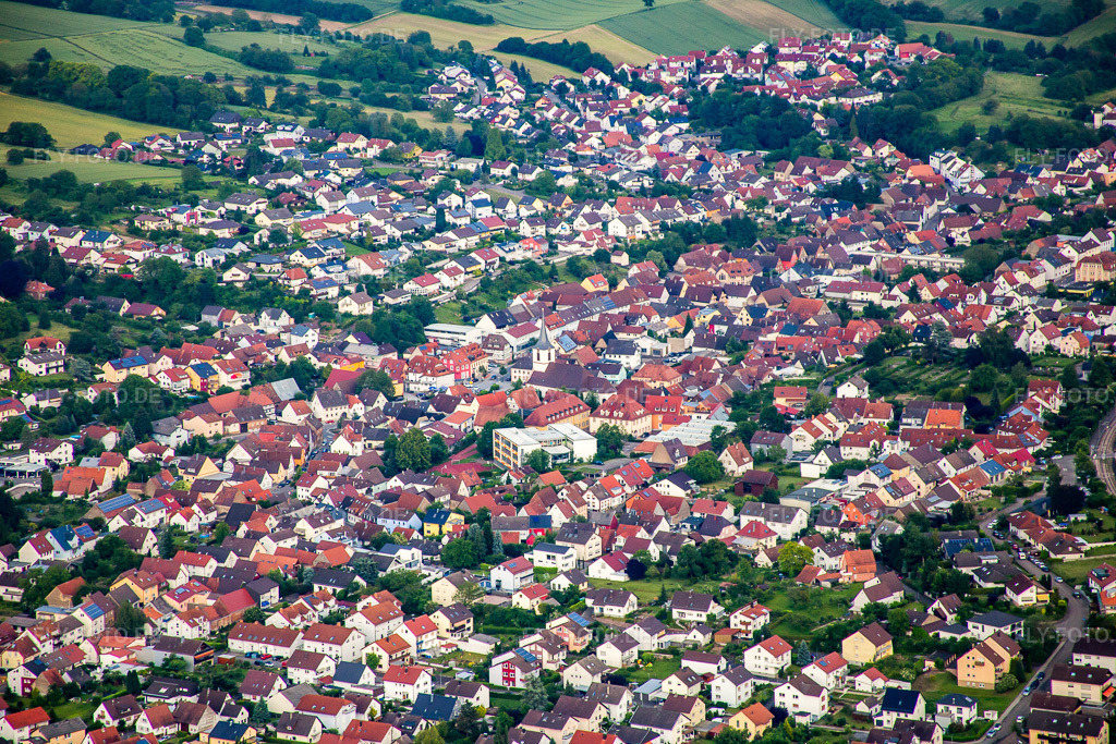 Luftbild: Ortsansicht der Straßen und Häuser der Wohngebiete im Ortsteil Jöhlingen in Walzbachtal im Bundesland Baden-Württemberg in Deutschland. Foto: IMG_089301.jpg vom 10.06.2016 durch Werner Riehm/FLY-FOTO.de