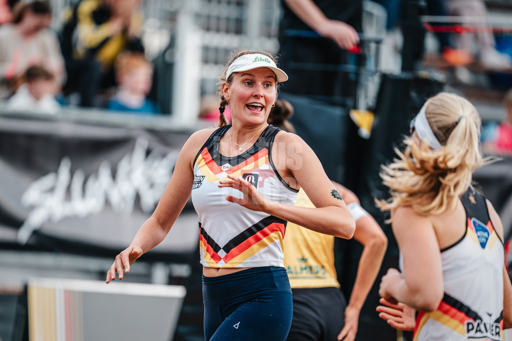 Beachvolleyball | Frauen | Queen and King of the Court | Hamburg | 31.05.2024 | v.l. Sarah Schulz schlägt ein mit Anna Behlen