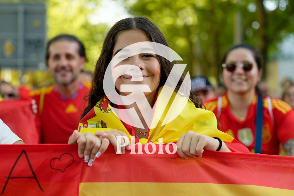 Spain v Switzerland - UEFA Women's EURO 2025 Quarter-Final | BERN, SWITZERLAND - JULY 18: Fans of Spain with flags /banner  during the UEFA Women's EURO 2025 Quarter-Final match between Spain v Switzerland at Stadion Wankdorf on July 18, 2025 in Bern, Switzerland. (Photo by Giuseppe Velletri/Sports Press Photo/Getty Images)