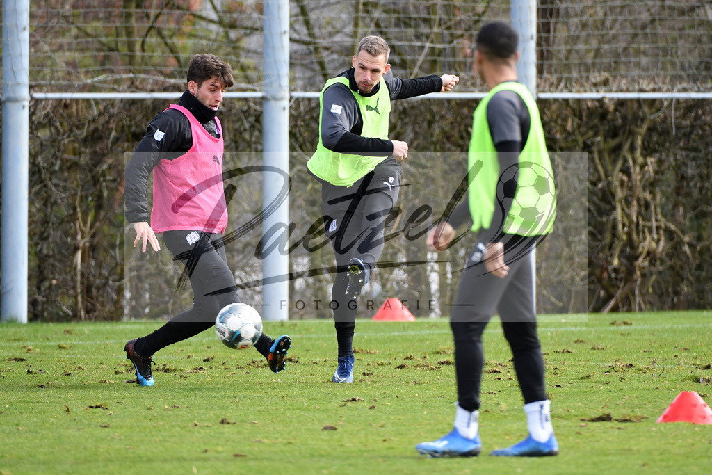 20200229_TRAOSN_0009 | Fussball, Herren: Bashkim Ajdini (VfL Osnabrueck) und Maurice Trapp (VfL Osnabrueck) im Zweikampf waehrend der Trainingseinheit des VfL Osnabrueck im Sportpark Illoshoehe am 29.02.2020 in Osnabrueck, Deutschland. - Realisiert mit Pictrs.com