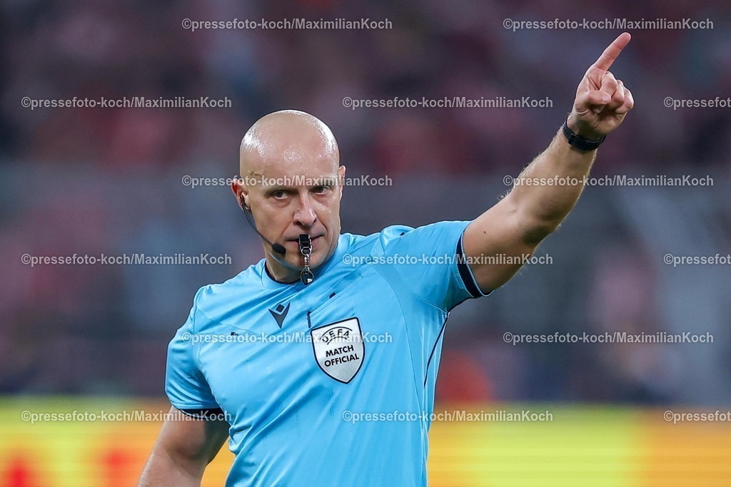 UCL01102501195 | 01.10.2025, Fußball, UEFA Champions League, Borussia Dortmund - Athletic Club Bilbao, BVB Stadion, 2. Spieltag, Saison 2025 2026: Schiedsrichter Szymon Marciniak gestikulierend  Regulations prohibit any use of photographs as image sequences and or quasi-video.