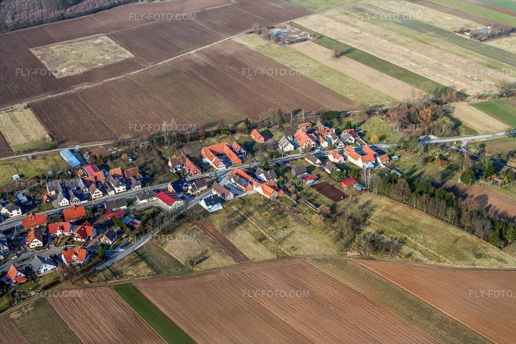 Aerial view: Rue del la Chapelle from the south in Niederlauterbach in the state Bas-Rhin, France. – Photo: IMG_1168.jpg taken on 03/12/2006 by Werner Riehm/FLY-FOTO.com – Resolution of the original: 3456 x 2304 px