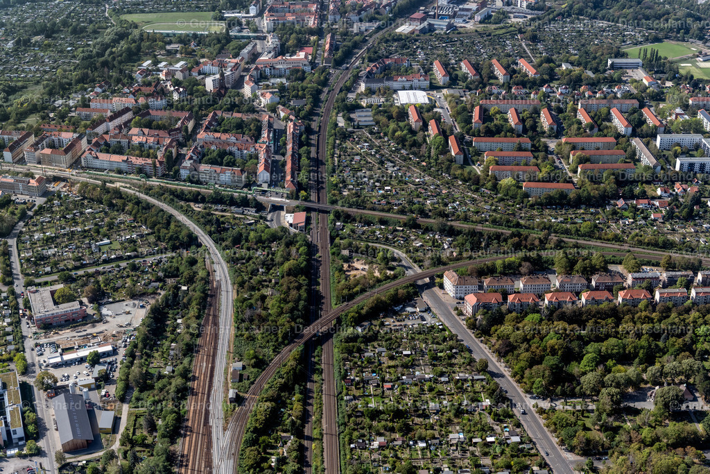 4041832 | LEIPZIG 15.09.2020 Streckenführung der Verlauf von Schienen- und Gleisanlagen der Deutschen Bahn im Ortsteil Sellerhausen in Leipzig im Bundesland Sachsen, Deutschland. // Routing the railway junction of rail and track systems Deutsche Bahn in the district Sellerhausen in Leipzig in the state Saxony, Germany. Foto: Gerhard Launer