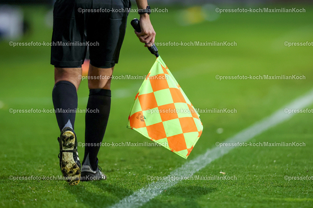 WUP14102402130 | 14.10.2024, Fußball, U20 Länderspiel Deutschland - Ghana, Stadion am Zoo, Wuppertal, Saison 2024 2025: Symbolbild Linienrichter Schiedsrichter Abseits VAR Seitenlinie Fußballschiedsrichter
