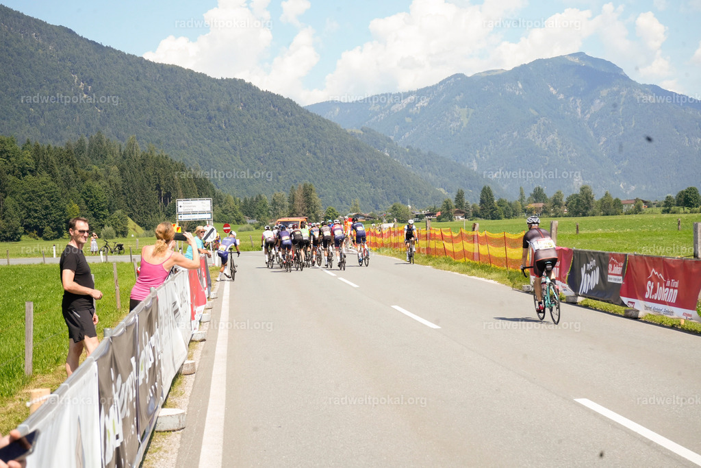 216_20230817_Bewerb_Maenner_Muehlanger | AUT - OESTERREICH, 2023-08-16: SPORT RENNRAD-FAHREN - 55. INTERNATIONALER RADWELTPOKAL IN ST. JOHANN IN TIROL  - Vintage-Radrennen mit WM-Bronze-Medaillen-Siegerin Christina Schweinberger, den Teilnehmer und Alexander Baumann (vom Orginastions-Team) - TAG 2 BEWERB MAENNER IN SECHS GRUPPEN  ; Foto: Roland Muehlanger