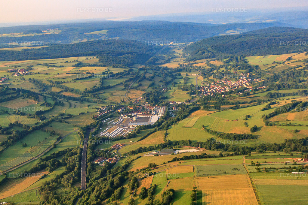 Luftbild: Ortsansicht aus Norden mit Knaus Tabbert AG im Ortsteil Mottgers in Sinntal im Bundesland Hessen in Deutschland. – Foto: IMG_68761.jpg vom 22.06.2014 durch Werner Riehm/FLY-FOTO.de – Auflösung des Originals: 4752 x 3168 px – Hersteller von Reisemobilen, Caravans und Kastenwagen | Knaus Tabbert AG
