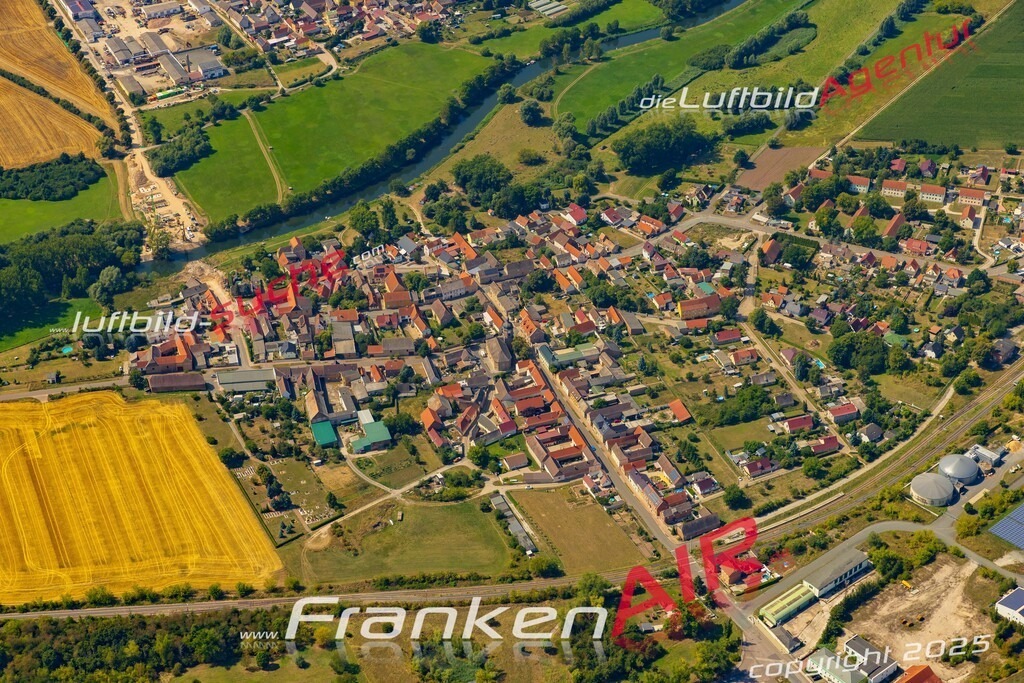 Neue Luftbildaufnahme der Stadt Karsdorf - Das Luftbild wurde 2025 vom UL-Flugzeug heraus erstellt ( keine Drohnenaufnahme ) - Hochauflösende Luftaufnahme - für Wandbilder und großformatige Ausdrucke geeignet. Das besondere Geschenk!Hier alle&nbsp;Infos zur Lizenzierung der LuftaufnahmeWir fliegen auch dieses Jahr wieder in Ihre Region um Luftbilder zu erstellen.- Luftbild anfragen