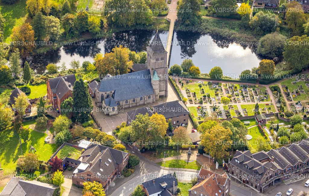 Rees251004403 | Luftbild, St. Vincentius Kirche mit Friedhof und mit herbstlichen Bäumen, Mehr, Rees, Niederrhein, Nordrhein-Westfalen, Deutschland