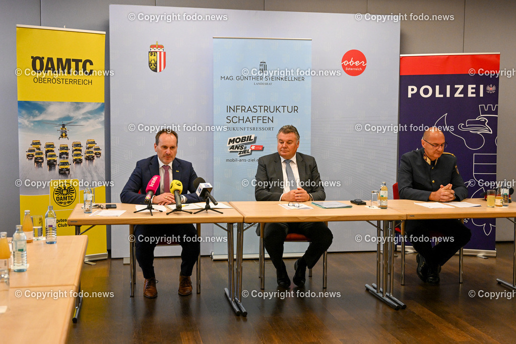 Pressegespräch LR Günther Steinkellner (FP) und ÖAMTC OÖ_ Neuer Virtual-Reality-Fahrsimulator_ 03.05.2023-7 | 03.05.2023, Presseclub Linz, AUT, Pressegespraech LR Guenther Steinkellner (FP) und OEAMTC OOe, Neuer Virtual-Reality-Fahrsimulator für mehr Verkehrssicherheit, im Bild Harald Großauer (Landesdirektor OEAMTC Oberoesterreich), LR Guenther Steinkellner (FP), Klaus Scherleitner (Oberst, Leiter Landesverkehrsabteilung OOe)