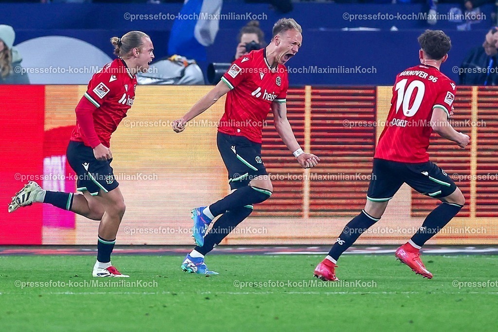 S0414032501082 | 14.03.2025, Fußball, FC Schalke 04 - Hannover 96, 2.. Fußball Bundesliga, 26. Spieltag, Veltins-Arena Gelsenkirchen, Saison 2024 2025: Torjubel nach dem Tor zum 2:1 durch Torschütze Havard Nielsen (Hannover96 #16)DFB regulations prohibit any use of photographs as image sequences and or quasi-video.