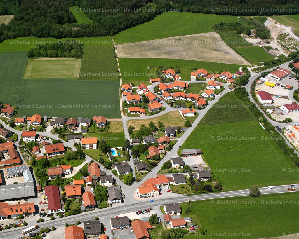 2600758 | TEISING 09.06.2006 Ortsansicht am Rande von landwirtschaftlichen Feldern und Nutzflächen  in Teising im Bundesland Bayern, Deutschland // Village view on the edge of agricultural fields and land  in Teising in the state Bavaria, Germany Foto: Gerhard Launer