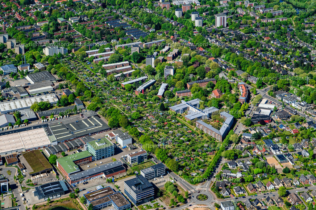 Hamburg_Wandsbek_Eydtkühnenweg_ELS_3911010525 | HAMBURG 01.05.2025 Wohngebiet - Mischbebauung der Mehr- und Einfamilienhaussiedlung entlang des Eydtkuhnenweg im Ortsteil Wandsbek in Hamburg, Deutschland. // Residential area - mixed development of multi-family and single-family houses along Eydtkuhnenweg in the Wandsbek district of Hamburg, Germany. Foto: Martin Elsen