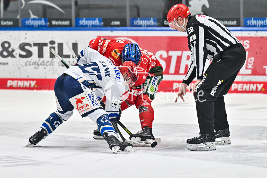 Augsburger Panther - Schwenninger Wild Wings | AUGSBURG, GERMANY - 02. JANUARY: Beim Bully Tylor SPINK (Schwenninger Wild Wings 90) und Enrico HENRIQUEZ (Augsburger Panther 52) während dem Match zwischen den Augsburger Panthern und den Schwenninger Wild Wings am 35. Spieltag der Penny DEL im Curt Frenzel Stadion