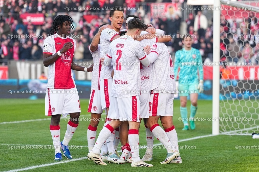 xYDRx24012601076 | 24.01.2026, xydrx, Fußball, 3.Liga, Rot-Weiss Essen - TSV Havelse, Saison 2025 2026, Stadion an der Hafenstraße: Torjubel nach dem Tor zum 4:1 für Rot-Weiss Essen durch Torschütze Torben Muesel (Rot-Weiss Essen #26)  zusammen mit Kaito Mizuta (Rot-Weiss Essen #24) und Ramien Safi (Rot-Weiss Essen #7) und Michael Kostka (Rot-Weiss Essen #2)      DFB regulations prohibit any use of photographs as image sequences and or quasi-video. Photo: xYannisxDreimannxPressefotoKochx