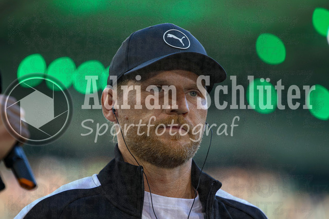 19.04.2026, GER, Fussball, Herren, 1. BL, Saison 2025/2026, Borussia Mönchengladbach - 1. FSV Mainz 05 | Trainer Eugen Polanski (Borussia Mönchengladbach) schaut 