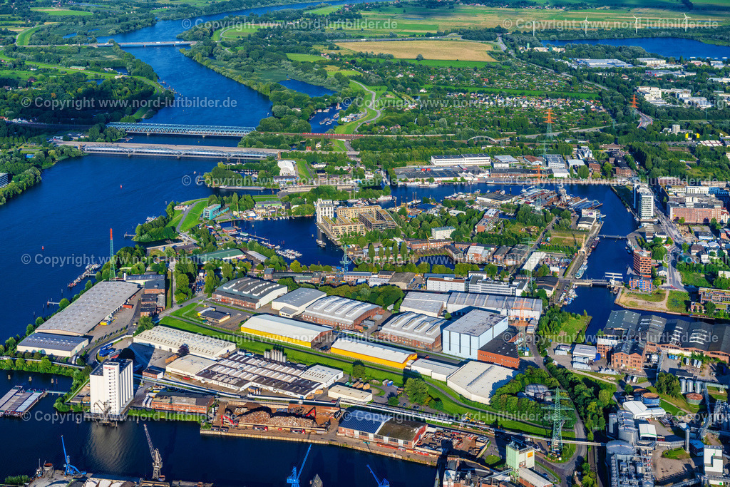 Hamburg_Harburg_Seehafen_ELS_8923040823 | HAMBURG 04.08.2023 Kaianlagen und Schiffs- Anlegestellen Gewerbegebiet Nartenstraße an den Hafenbecken an der Süderelbe im Ortsteil Harburg in Hamburg, Deutschland. Weiterführende Informationen bei: Hafen Hamburg Marketing e.V. (HHM),  Handelshof Management GmbH,  Jöhnk Werft GmbH,  Stiftung Berufliche Bildung. // Quays and ship moorings in the Nartenstrasse commercial area at the harbor basin on the Suederelbe in the Harburg district in Hamburg, Germany. Further information at: Hafen Hamburg Marketing e.V. (HHM),  Handelshof Management GmbH,  Joehnk Werft GmbH,  Stiftung Berufliche Bildung. Foto: Martin Elsen
