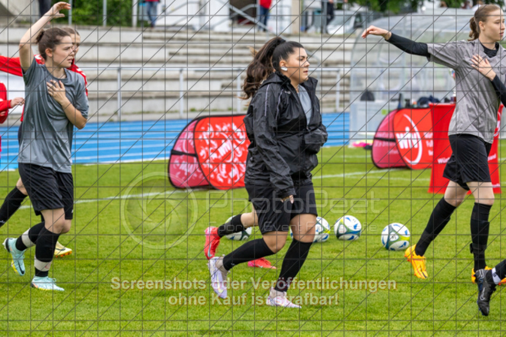 20250529_120731_0022 | #,  SGM Wendlingen-Ötlingen II (blau) vs. 1.FC Donzdorf II (schwarz), Fussball, Frauen-Bezirkspokal Finale Saison 2024/2025, Rasenplatz VfL Stadion Kirchheim, Jesinger Straße 105, 73230 Kirchheim, 29.05.2025 - 13:00 Uhr,Foto: PhotoPeet-Sportfotografie/Peter Harich