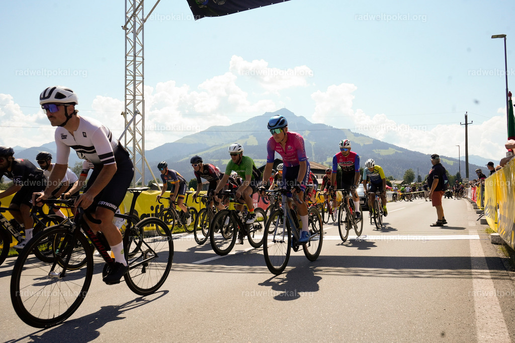 131_20230817_Bewerb_Maenner_Muehlanger | AUT - OESTERREICH, 2023-08-16: SPORT RENNRAD-FAHREN - 55. INTERNATIONALER RADWELTPOKAL IN ST. JOHANN IN TIROL  - Vintage-Radrennen mit WM-Bronze-Medaillen-Siegerin Christina Schweinberger, den Teilnehmer und Alexander Baumann (vom Orginastions-Team) - TAG 2 BEWERB MAENNER IN SECHS GRUPPEN  ; Foto: Roland Muehlanger