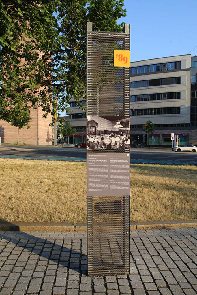 Friedliche Revolution - 9. Oktober 1989 - Stelenprojekt "Orte der Friedlichen Revolution" | Entdecke über 20 Kategorien Leipzig-Motive: Foto-Downloads, hochwertige Poster, Leinwand- & Fine-Art-Prints. Jetzt Lieblingsfoto im Bildlexikon Leipzig Shop bestellen!