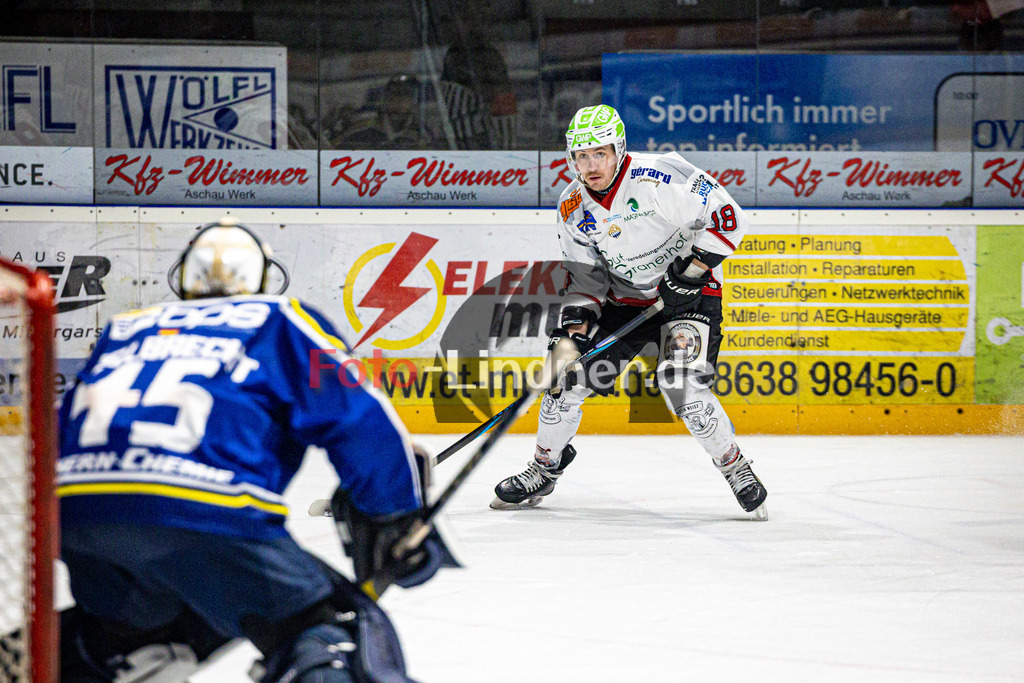 EHC Waldkraiburg LÖWEN gegen Peißenberg MINERS | Eishockey Bayernliga 2025/26 Pre-Playoff Spiel 3, EHC Waldkraiburg LÖWEN gegen Peißenberg MINERS, 20260203,Valentin HÖRNDL (MINERS 18) in Aktion,2026-02-03 in Waldkraiburg (Raiffeisen Arena), Valentin HÖRNDL (MINERS 18), Maximilian ENGELBRECHT (EHC Waldkraiburg Goali 45)Copyright: WolfgangxLindner www.foto-lindner.de