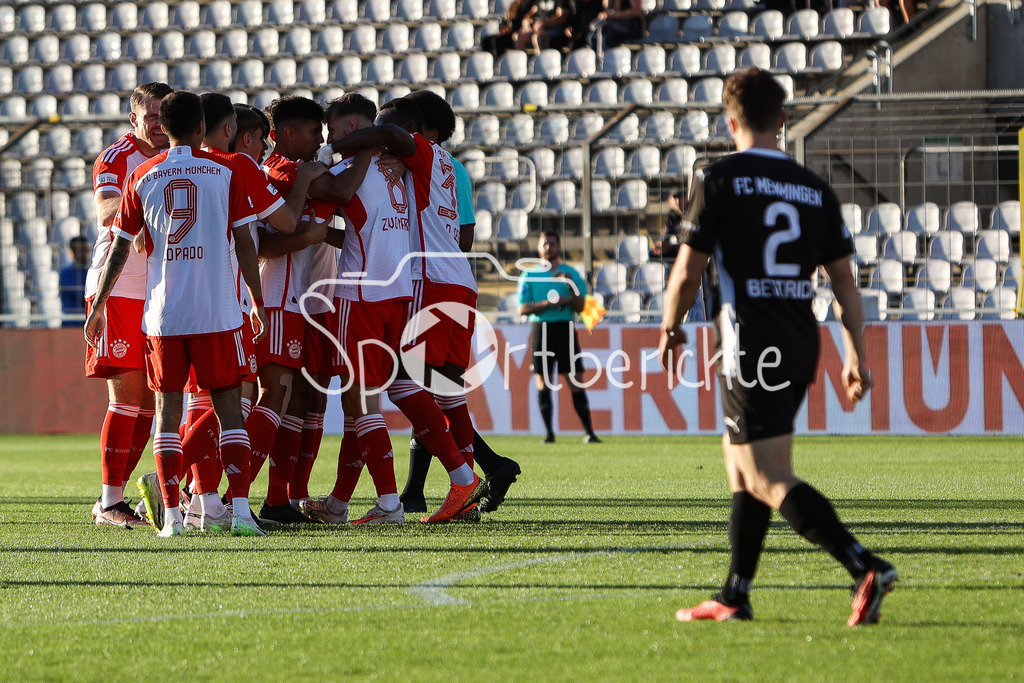FC Bayern Amateure - FC Memmingen | Die fruehe Fuehrung der kleine Bayern / Jubel nach dem Tor zum 1-0 durch Lovro ZVONAREK (FCB #8)