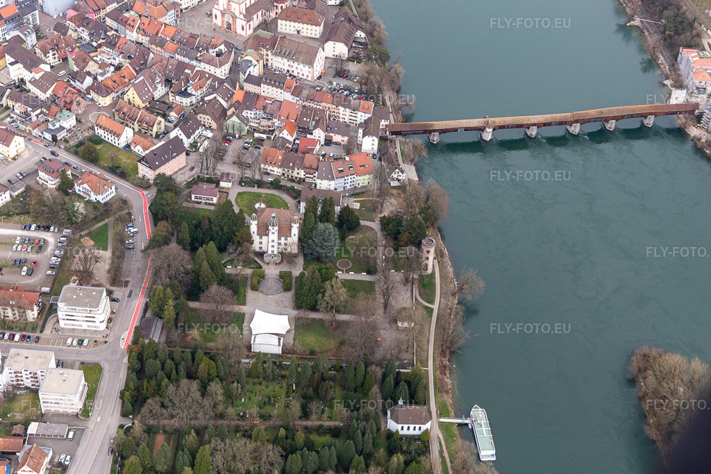 Vue aérienne: Vue de la ville sur le Rhin avec le château de Schönau et le pont en bois historique sur le Rhin dans le quartier de Bad Säckingen. à Stein dans le département Argovie, Suisse. Photo: IMG_120138.jpg prise le 17/03/2020 par Werner Riehm/FLY-FOTO.eu – Résolution de l'original: 5472 x 3648 px