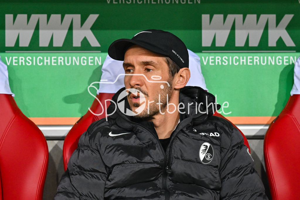 FC Augsburg - SC Freiburg | AUGSBURG, GERMANY - 18. JANUARY: im Bild Julian SCHUSTER Trainer SC Freiburg / Einzelfoto / Freisteller vor dem Bundesligamatch zwischen dem FC Augsburg und dem SC Freiburg am 18. Spieltag in der WWK-Arena / DFL REGULATIONS PROHIBIT ANY USE OF PHOTOGRAPHS AS IMAGE SEQUENCES AND/OR QUASI-VIDEO