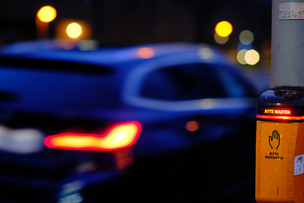 Fussgängerampel Bitte warten Taster mit Auto | Wien, Austria - January 09, 2021: Fußgängerampel mit Bitte warten Taster und einem vorbeifahrendem  Auto. - Realisiert mit Pictrs.com