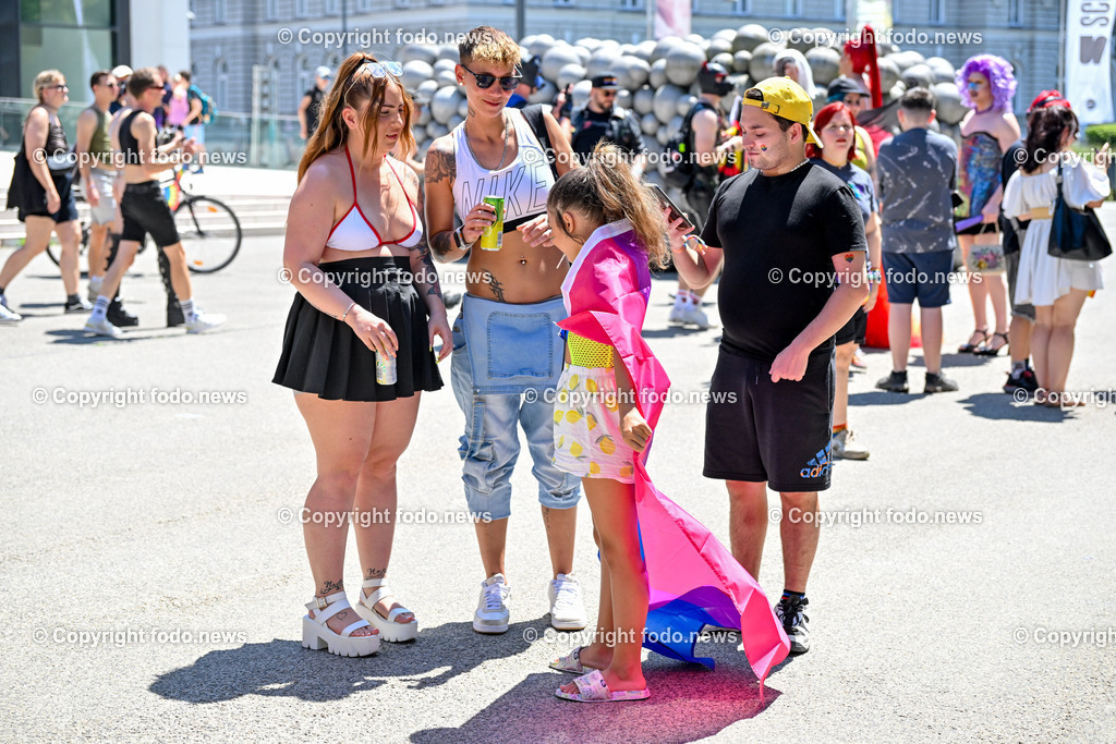 Linzpride 2025_ 21.06.2025-37 | 21.06.2025, Linz, AUT, Linzpride 2025, im Bild Teilnehmer an der Linz Pride 2025