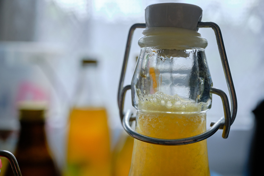 selbst gemachter abgefüllter Holundersirup | Wien, Austria - May 29, 2025: Selbst gemachter abgefüllter Holundersirup. - Realisiert mit Pictrs.com