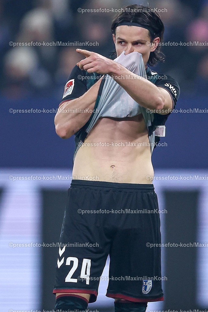 S0401022502127 | 01.02.2025, Fußball, FC Schalke 04 - 1. FC Magdeburg, 2.. Fußball Bundesliga, 20. Spieltag, Veltins-Arena Gelsenkirchen, Saison 2024 2025: Jean Hugonet (1.FC Magdeburg #24)DFB regulations prohibit any use of photographs as image sequences and or quasi-video.