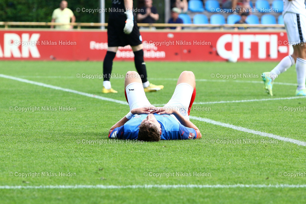 NH_HolsteinKielU23_1FCPhönixLübeck_RegionalligaNord_07092024 | #5 Quentin Seidel (Holstein Kiel U23) liegt nach dem Abpfiff enttäuscht am Boden.Fußball I Herren I Regionalliga Nord I Saison 2024-2025 I 8. Spieltag I Holstein Kiel U23 - 1. FC Phönix Lübeck I 07.09.2024 I Citti Fußball Park