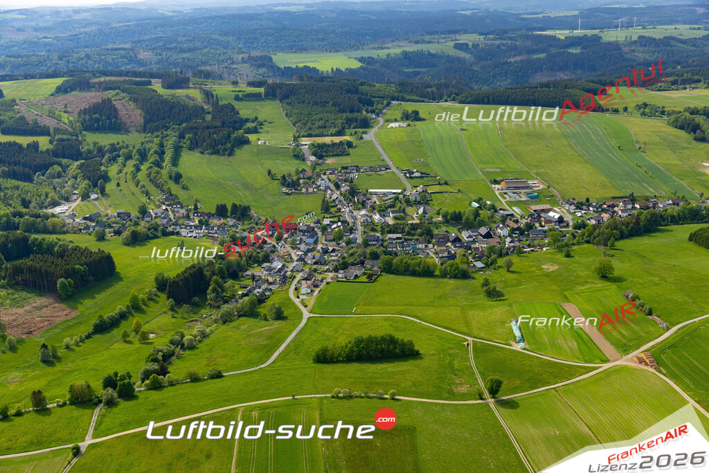 Die Luftaufnahme Wickendorf - Teuschnitz wurde 2022 vom Flugzeug aus (keine Drohne) erstellt. Hohe Auflösung -für große Poster und Wandbilder geeignet - Garantiert!