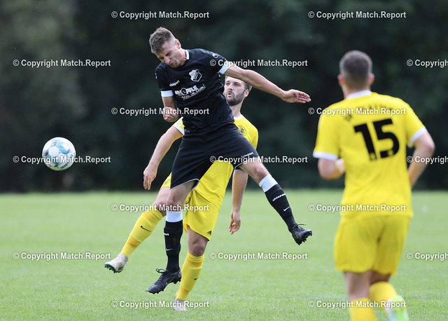 Fussball Kreisliga A 1  22/23: SV Glatten - SV Marschalkenzimmern | Fussball Kreisliga A 2  2022/2023  04.09.2022SV Glatten - SV MarschalkenzimmernBjoern Schwenk (Mitte, SV Marschalkenzimmern) gegen Felix Loch (hinten, SV Glatten)FOTO: ULMER PressebildagenturxxNOxMODELxRELEASExx