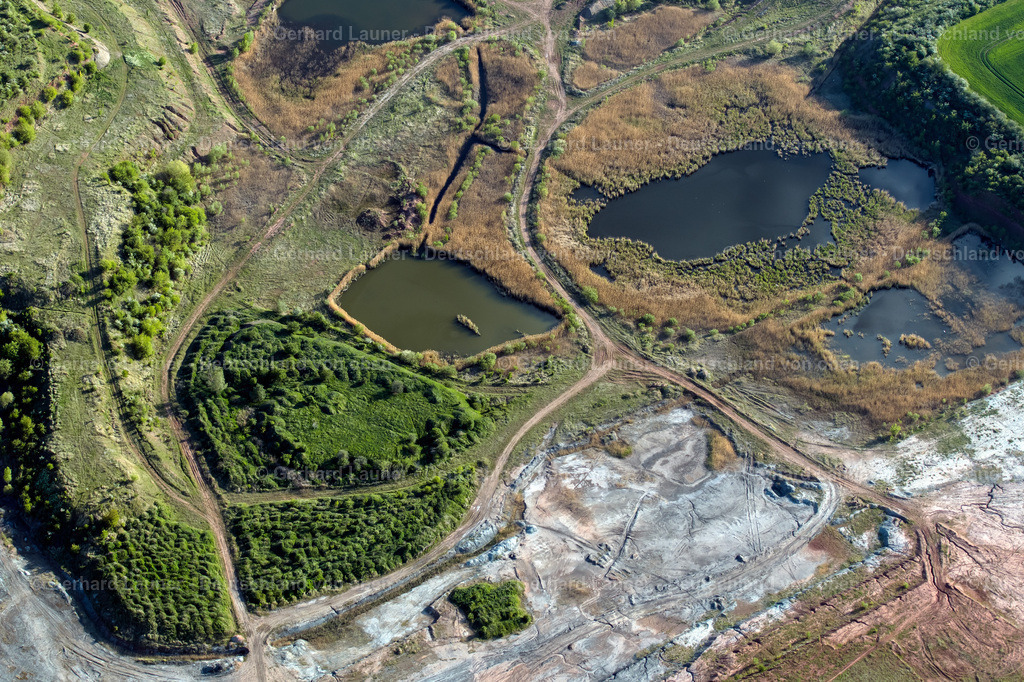 4026075 | ERFURT 06.05.2020 Uferbereiche der Teichanlagen zur Fischzucht im Ortsteil Hohenwinden in Erfurt im Bundesland Thüringen, Deutschland. // Shore areas of the ponds for fish farming in the district Hohenwinden in Erfurt in the state Thuringia, Germany. Foto: Gerhard Launer
