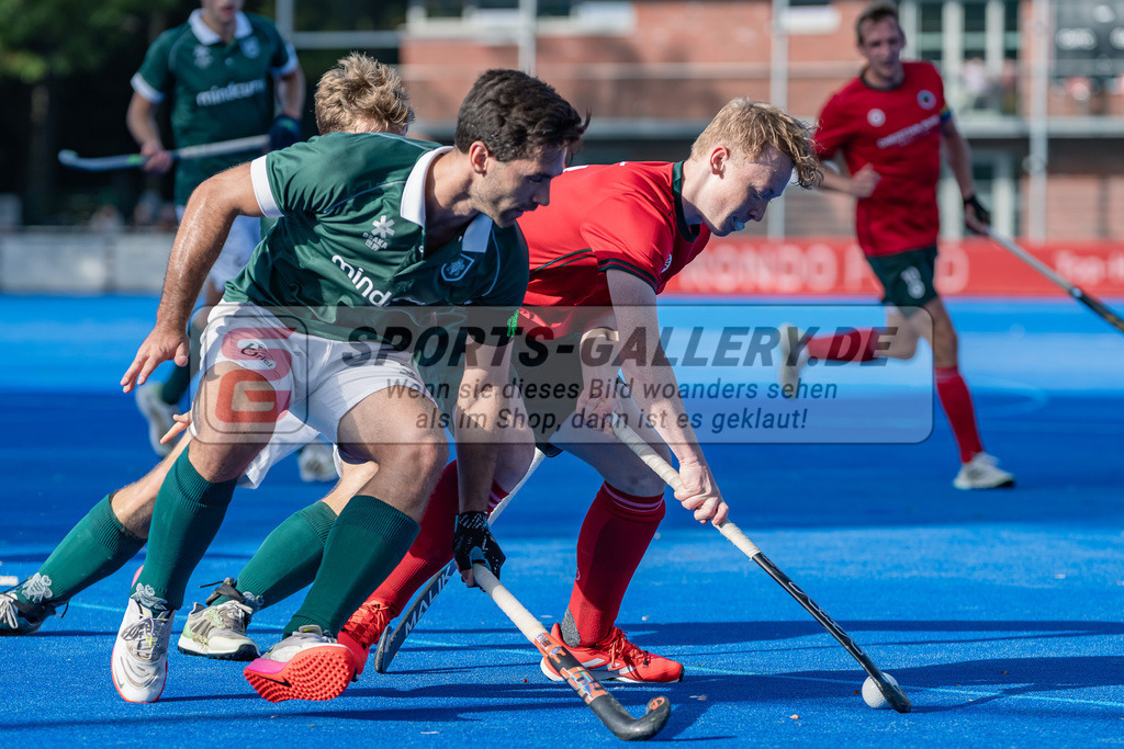 HK_20231007_105206 | 1.Bundesliga Herren Crefelder HTC - Uhlenhorst Mülheim am 7.10.2023 CHTC, Krefeld , Lukas Windfeder ( UHlenhorst Mülheim ) , Lenjo Tappert ( Crefelder HTC #11 )