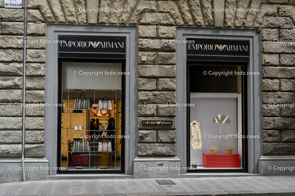 Italien_ Toscana_ Florenz_ 30.05.2024-353 | 30.05.2024, Italien, ITA, Toskana, Florenz im Bild Stadtansichten, Gebäude, Architektur, Touristen, Historisch, Souvenir, Altstadt, Museum, Statuen, Skulpturen, Piazza della Signoria, Statue David, Palazzo Vecchio, Neptunbrunnen, Piazza della Repubblica, Ponte Vecchio, Brücke, Uffizien, Kathedrale Santa Maria del Fiore, Arno, Fluß


Florenz, Firenze, ist eine italienische Großstadt. Nach Einwohnern ist sie die achtgrößte Stadt Italiens. Florenz ist die Hauptstadt sowie größte Stadt der Region Toskana und der Metropolitanstadt Florenz, in der etwa eine Million Menschen leben. Florenz ist für seine Geschichte berühmt. Leonardo da Vinci verbrachte große Teile seiner Jugend in Florenz, Michelangelo fand Unterschlupf in der Kirche der Medici, Galileo Galilei wohnte als Hofmathematiker in den Palästen der Medici. Von 1865 bis 1871 war die Stadt die Hauptstadt des neu gegründeten Königreichs Italien. Das historische Zentrum von Florenz zieht Jahr für Jahr Millionen von Touristen an. Die historische Innenstadt wurde von der UNESCO im Jahre 1982 zum Weltkulturerbe erklärt. 
Quelle: Wikipedia
