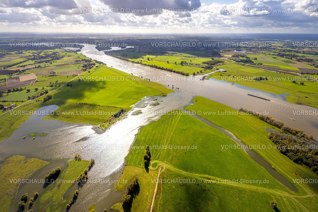 Voerde241009467 | Luftbild, Überschwemmungsgebiet am Fluss Rhein zwischen Hafen Emmelsum und Ortsteil Spellen, â€‹gegenüber NSG Rheinaueâ€‹ zwischenâ€‹ â€‹Büderich und Wallach, Fernsicht und blauer Himmel mit Wolken, Spellen, Voerde, Niederrhein, Nordrhein-Westfalen, Deutschland