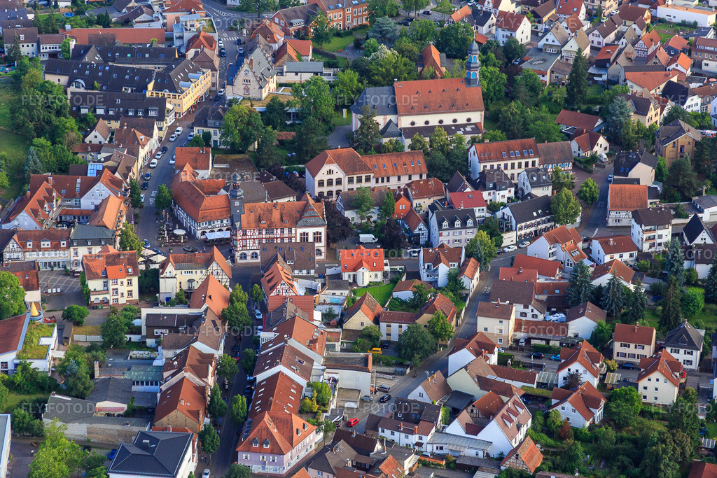Luftbild: KVHS - Kreisvolkshochschule Bergstraße am Marktplatz und Kirche St. Nazarius in Lorsch im Bundesland Hessen in Deutschland.Foto: IMG_090633.jpg vom 04.07.2016 durch Werner Riehm/FLY-FOTO.deKreisvolkshochschule BergstraßePfarrei Hl. Edith Stein Lorsch-Einhausen - St. Nazarius