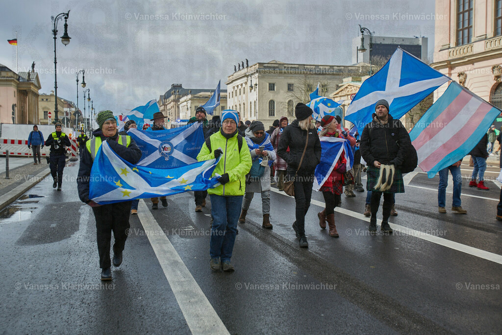 #IndyBerlin23 - Demonstration für schottische Unabhängigkeit | Rund 60 Personen ziehen am 11.03.2023 mit einer Demonstration vom Brandenburger Tor an der Britischen Botschaft vorbei zum Roten Rathaus, um die Unabhängigkeit Schottlands zu fordern.

On March 11, 2023, approx. 60 people rally in support of the Scottish independence, marching from Brandenburg Gate via the British Embassy to the Red Town Hall.  - Realisiert mit Pictrs.com