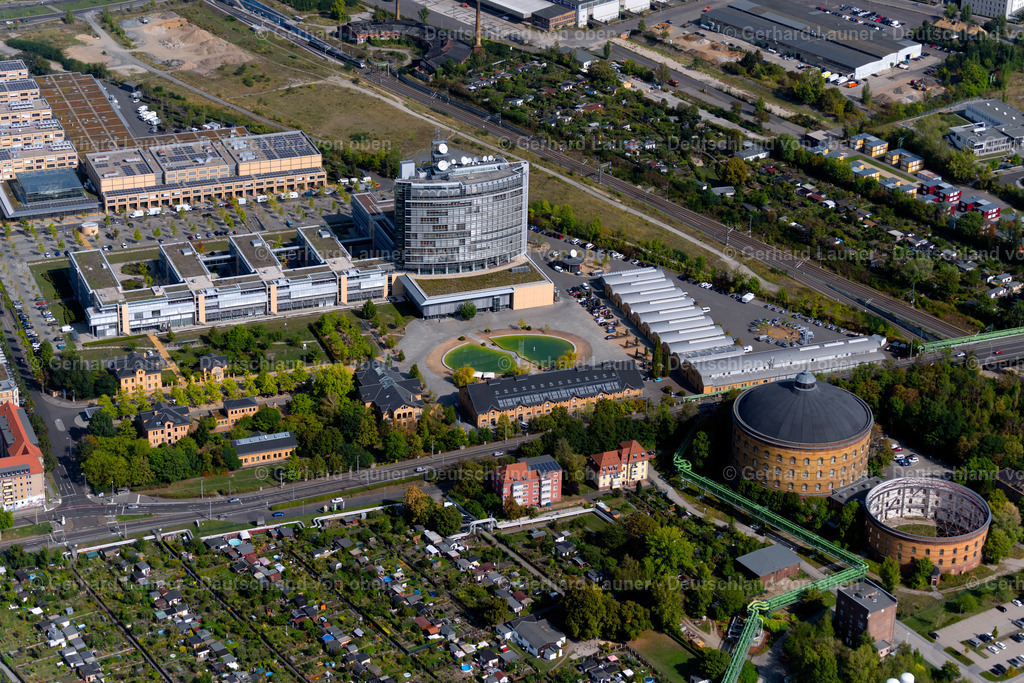 4039234 | LEIPZIG 14.09.2020 Gebäudekomplex mit Satellitenspiegeln am Funkhauses des Senders " Mitteldeutscher Rundfunk (MDR) " im Ortsteil Südvorstadt in Leipzig im Bundesland Sachsen, Deutschland. Weiterführende Informationen bei: MDR MITTELDEUTSCHER RUNDFUNK. // Complex of buildings with satellite dishes on the transmitter broadcasting center " Mitteldeutscher Rundfunk (MDR) " in the district Suedvorstadt in Leipzig in the state Saxony, Germany. Further information at: MDR MITTELDEUTSCHER RUNDFUNK. Foto: Gerhard Launer